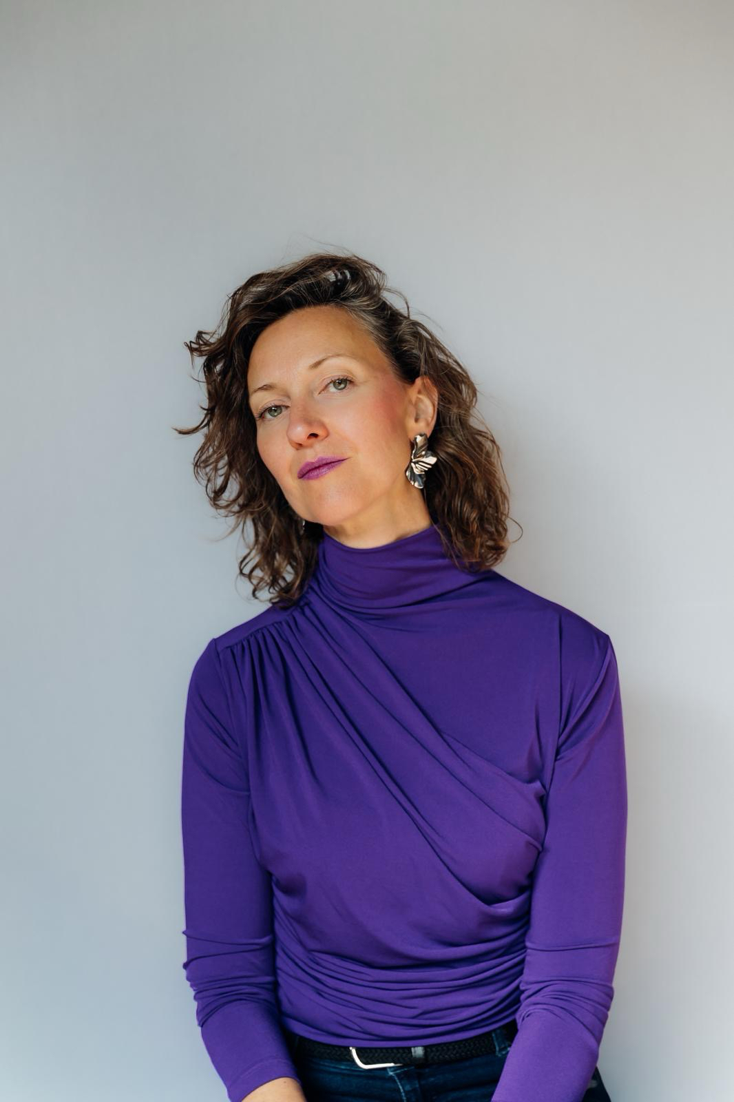 Lena nach dem Identity Styling im violetten Rollkragenshirt