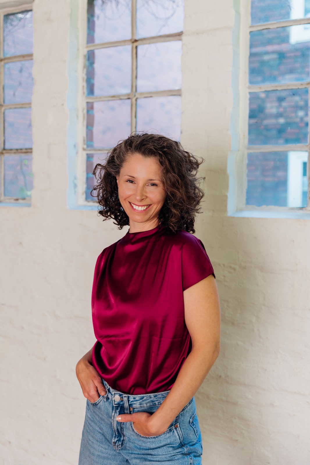 Jenny nach dem Colour Coaching in beerenfarbener Satinbluse