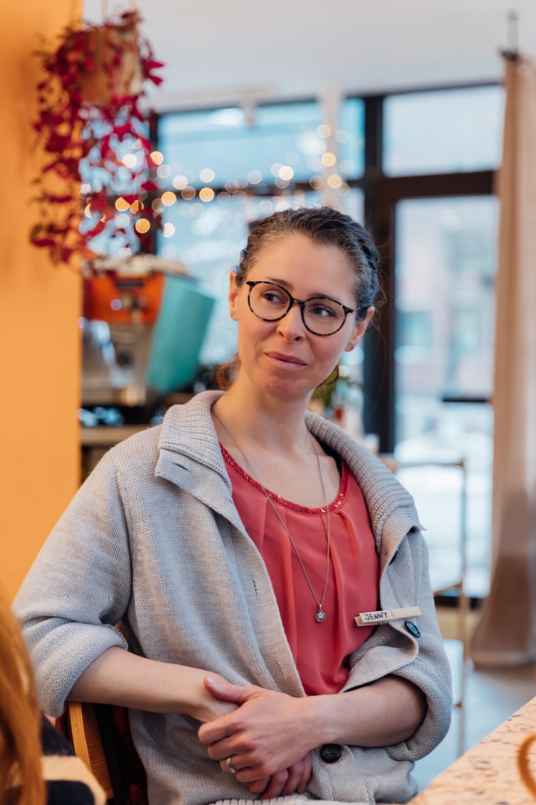 Jenny vor dem Colour Coaching in grauer Strickjacke