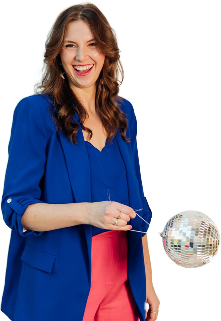 Kathrin Richter, Color Coachin und Identity Stylistin, lachend mit Discokugel